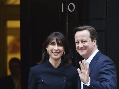 David Cameron amb la seva dona, al n&uacute;mero 10 de Downing Street.
