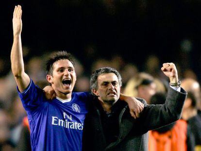 Mourinho celebra junto a Frank Lampard una victoria ante el Barça.