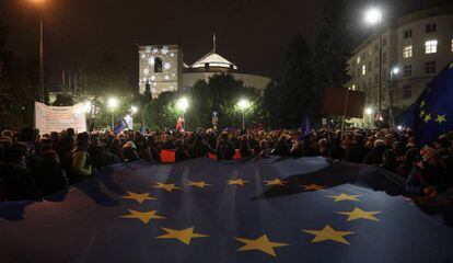 Manifestantes contra el nuevo proyecto de ley, este miércoles, en las inmediaciones del Parlamento en Varsovia.