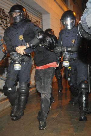 Dos agentes practicando una de las detenciones tras los disturbios.