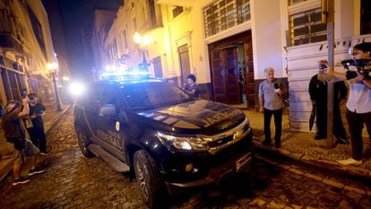 Una patrulla transporta a Robinho, tras ser arrestado este jueves en São Paulo (Brasil).