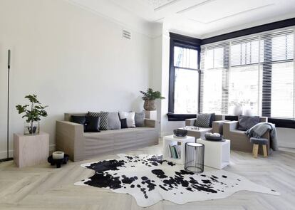 <p>Existen incluso empresas dedicadas a fabricar muebles de cartón, como en el interiorismo de la imagen, para llenar los pisos para las sesiones de fotos y las primeras visitas, como <a href="https://cartonlab.com/" rel="nofollow" target="_blank">Cartonlab</a> o <a href="https://www.cubiqz.es" rel="nofollow" target="_blank">Cubiqz</a>. Es sorprendente lo que un sofá de cartón con una funda resultona puede hacer por un salón soso. En el directorio de <a href="http://www.homestagingespana.es/" rel="nofollow" target="_blank">Home staging de España</a> puede contactarse con profesionales y agencias expertas en estilismos de casas para vender.</p>