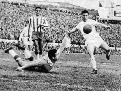 Puskas marca un gol ante Piris, portero del Granada, en un partido correspondiente a la temporada 1959-1960.