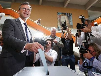 Norbert Hofer vota en un colegio electoral de Pinkafeld, al sur de Viena.
