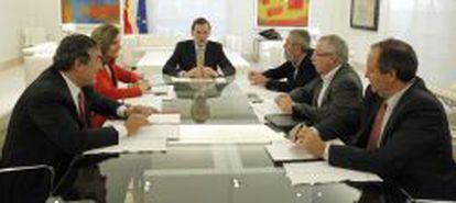 De izquierda a derecha: Juan Rosell (CEOE); Fátima Báñez (ministra de Empleo y Seguridad Social); Mariano Rajoy (presidente del Gobierno); Cándido Méndez (UGT); Ignacio Fernández Toxo (CC OO); Jesús Terciado (Cepyme).