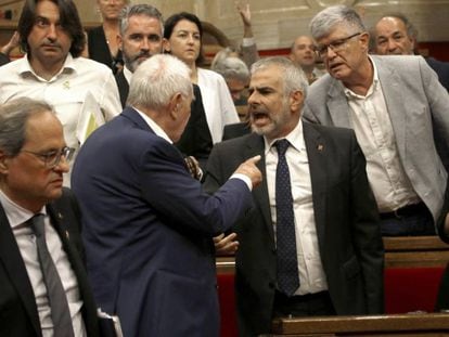 Ernest Maragall y Carlos Carrizosa discuten al final del pleno. En vídeo, Torra grita "libertad" junto al resto de independentistas en el Parlament.