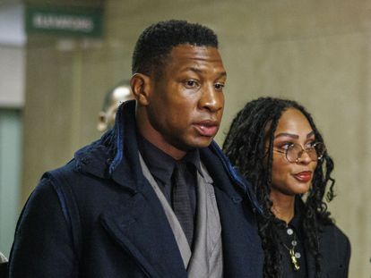 El actor Jonathan Majors llega al tribunal de Nueva York donde se celebró el juicio por agresión de su expareja, Grace Jabbari.