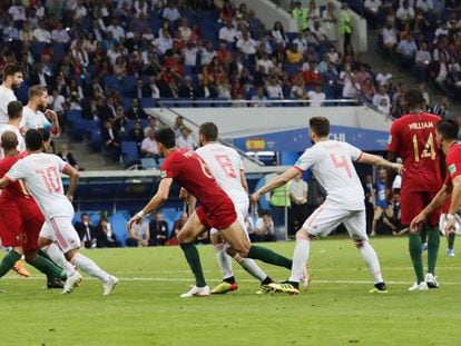 Ronaldo marca el tercer gol de Portugal ante España.