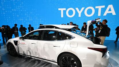 Un prototipo P4 semiautónomo basado en el actual sedán Lexus LS500h en la conferencia de prensa de Toyota durante CES 2019, Las Vegas.