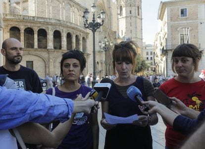 La diputada de la CUP Anna Gabriel con miembros de la izquierda nacionalista en el acto de apoyo a la consulta independentista.organizado en Valencia.