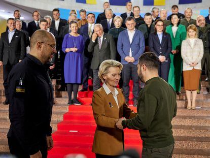 La presidenta de la Comisión Europea, Ursula von der Leyen, y el presidente ucranio, Volodímir Zelenski, el jueves en Kiev.