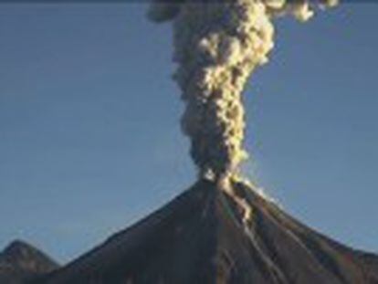 El volcán Colima, en el oeste de México, expulsa una gran columna de humo y cenizas, a la que siguen otras emisiones menores