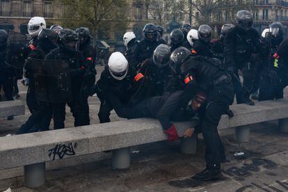 Siły bezpieczeństwa paraliżują protestującego w piątek w Paryżu.