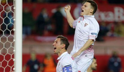 Gameiro y Krychowiak celebran el primer gol del Sevilla. 