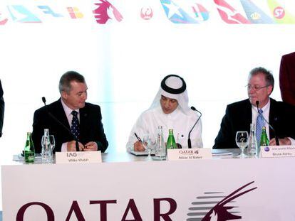 Los consejeros delegados de IAG y Qatar Airways, Willie Walsh y Akbar Al Baker (primero y segundo por la izquierda) durante un acto conjunto en 2013.