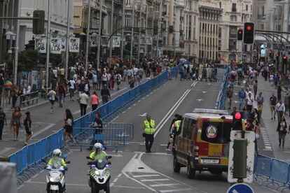 Cortes ayer en Gran Vía por el Orgullo Gay.