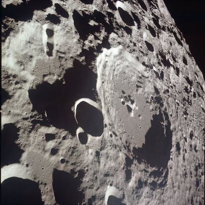 Vista de los cráteres lunares Daedalus y Daedalus B en la superficie de la Luna, el 20 de julio de 1969.