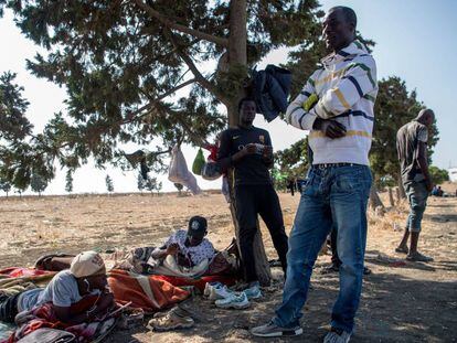 Un grupo de migrantes subsaharianos, en septiembre cerca de Tánger.