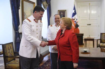 Bachelet saluda a Ricardo Mart&iacute;nez, nuevo comandante en jefe del Ej&eacute;rcito de Chile.