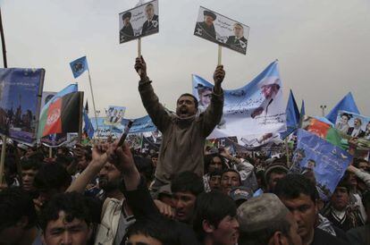 Centenares de personas asisten a un mitin electoral en Afganist&aacute;n.