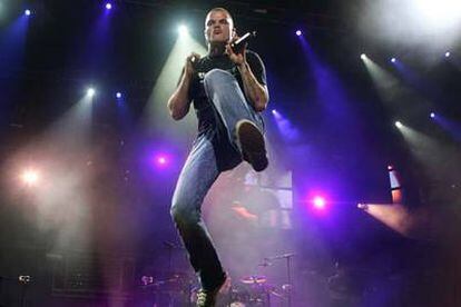 Dani Martín, vocalista del grupo madrileño <i>El canto del loco</i>, durante el concierto que han ofrecido esta noche en la plaza de toros de Las Ventas.