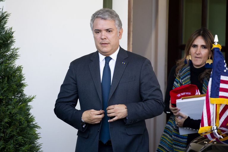 Washington (United States), 02/03/2020.- President of Colombia Ivan Duque Marquez (L) walks outside the West Wing of the White House in Washington, DC, USA, 02 March 2020. President of Colombia Duque Marquez met with US President Trump Donald J. Trump in the Oval Office to discuss regional issues such as the situation in Venezuela. (Lanzamiento de disco, Estados Unidos) EFE/EPA/MICHAEL REYNOLDS