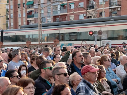 Manifestación de vecinos de Alfafar y Sedaví, en el área metropolitana de Valencia, el pasado jueves para pedir la eliminación del paso a nivel donde en los últimos ocho meses han muerto tres personas arrolladas, la última una joven de 20 años en un accidente ocurrido 24 horas antes.