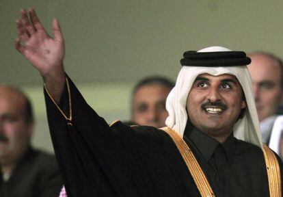 El jeque Tamim de Catar saluda durante los Juegos Panarábicos de 2011.