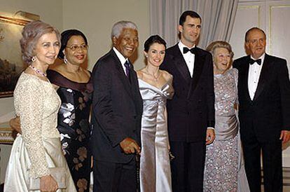 Doña Sofía, Graça Machel, Nelson Mandela, Letizia Ortiz, don Felipe, la reina Beatriz de Holanda y el Rey, antes de la cena.