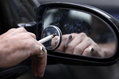 Un hombre fuma en su coche en Liverpool (Reino Unido).