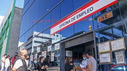 Una cola en la oficina de empleo del distrito de San Blas, Madrid capital, tras más de 24 horas de caída del sistema informático.