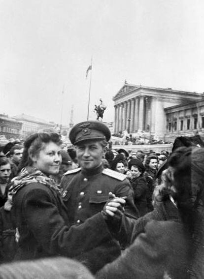 Una mujer baila con un oficial tras la liberaci&oacute;n de Viena en abril de 1945.