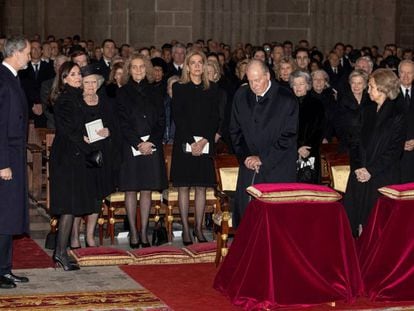 Felipe VI y la reina Letizia, los reyes eméritos y las Infantas Elena y Cristina, en el funeral de Pilar de Borbón, en El Escorial, este miércoles.