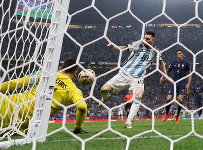 Messi marca en el minuto 108 el tercer gol para Argentina. 