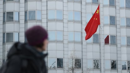 Una mujer pasa por delante de la Embajada china en Berlín, en diciembre de 2017.