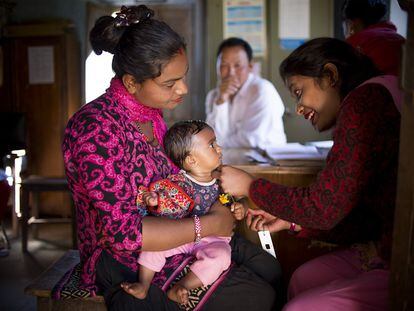 Una enfermera del centro de salud de Devabhumi Baluwa (Nepal) mide el brazo de una niña para comprobar si sufre desnutrición. Antes de los terremotos del 25 de abril y 12 de mayo de 2015, un 40% de menores de cinco años padecía desnutrición crónica en el país. Por eso, tras los seísmos los esfuerzos por detectar y prevenir casos de alimentación insuficiente se han redoblado.