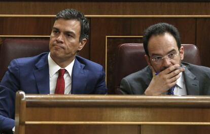 Pedro Sánchez i Antonio Hernando, durant el debat dels Pressupostos.