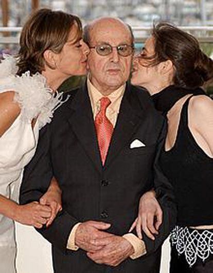 Manoel de Oliveira, con las actrices Leonor Baldaque (izquierda) e Isabel Ruth.