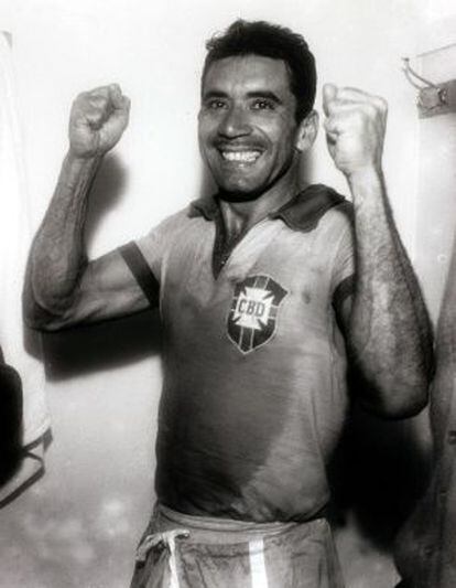Nilton Santos, en una imagen con la camiseta de Brasil.