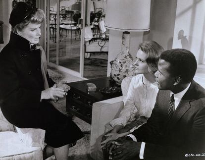 Katharine Hepburn interpela a Katharine Houghton y Sidney Poitier en 'Adivina quién viene esta noche' (Stanley Kramer, 1967).