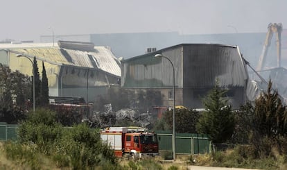 Bomberos en la planta incendiada de Chiloeches.