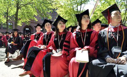 Estudiantes de la Universidad de Harvard el pasado mayo durante una entrega de diplomas.