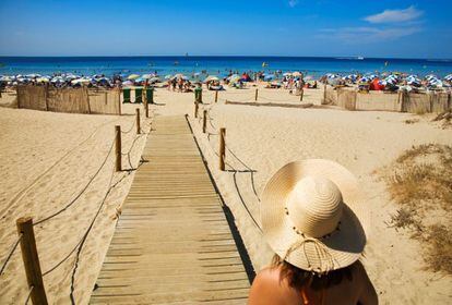 Pasarela de acceso a la zona más turística de la playa de Son Bou, con sus 2,5 kilómetros de extensión la playa más larga de Menorca. Para desnudarse a conciencia hay que dejar el coche en los hoteles y seguir a pie unos 300 metros.