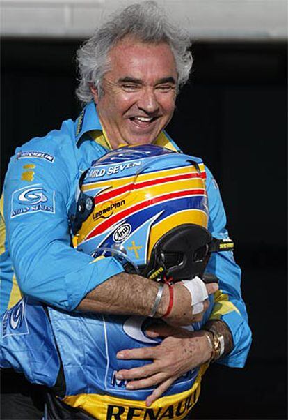 El director del equipo Renault, Flavio Briatore, abraza a Alonso tras la carrera.