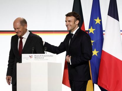 Olaf Scholz y Emmanuel Macron, este domingo en la cumbre francoalemana celebrada en París.