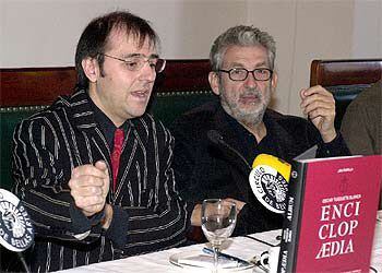 Juli Capella, a la izquierda, y Óscar Tusquets, ayer, en la presentación del libro sobre el arquitecto y diseñador.