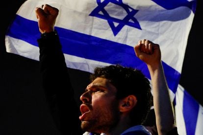 Manifestantes piden la dimisión del jefe de Gobierno, Benjamín Netanyahu, en Jerusalén. 