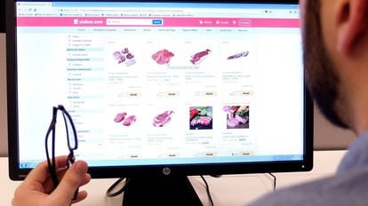 Un usuario realiza su compra en un supermercado 'online'.