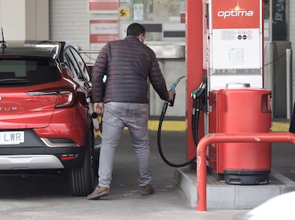 Un hombre reposta su vehículo en una gasolinera Cepsa situada en Madrid, en marzo.