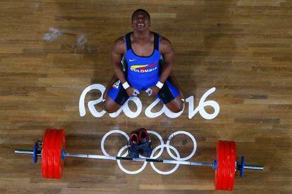 El colombiano Albeiro Figueroa Mosquera reacciona al ganar la competición masculina de 62 kg en levantamiento de peso.